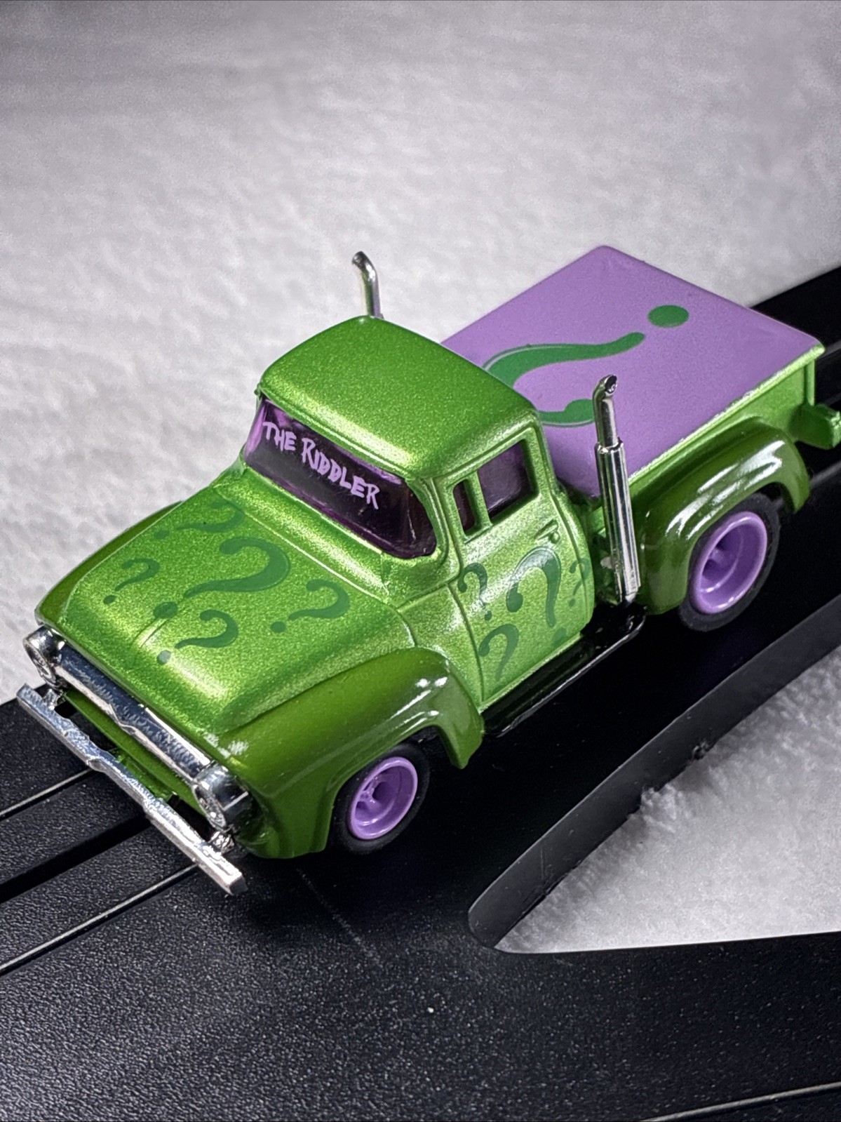 AUTO WORLD 4 GEAR HO SLOT CAR:  BATMAN, THE RIDDLER 1956 FORD PICKUP