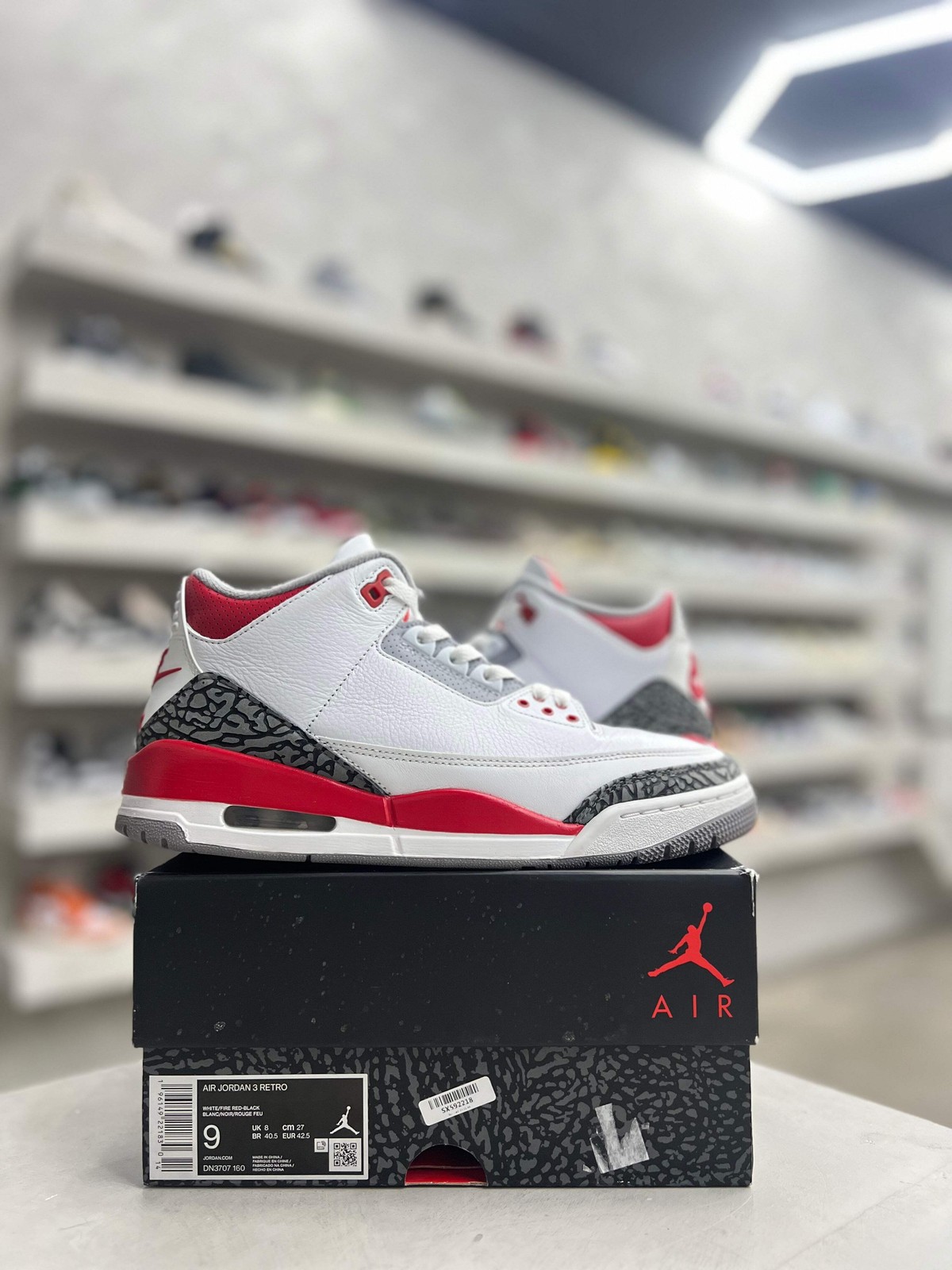 Jordan 3 Retro Fire Red Sz 9 (PREOWNED)