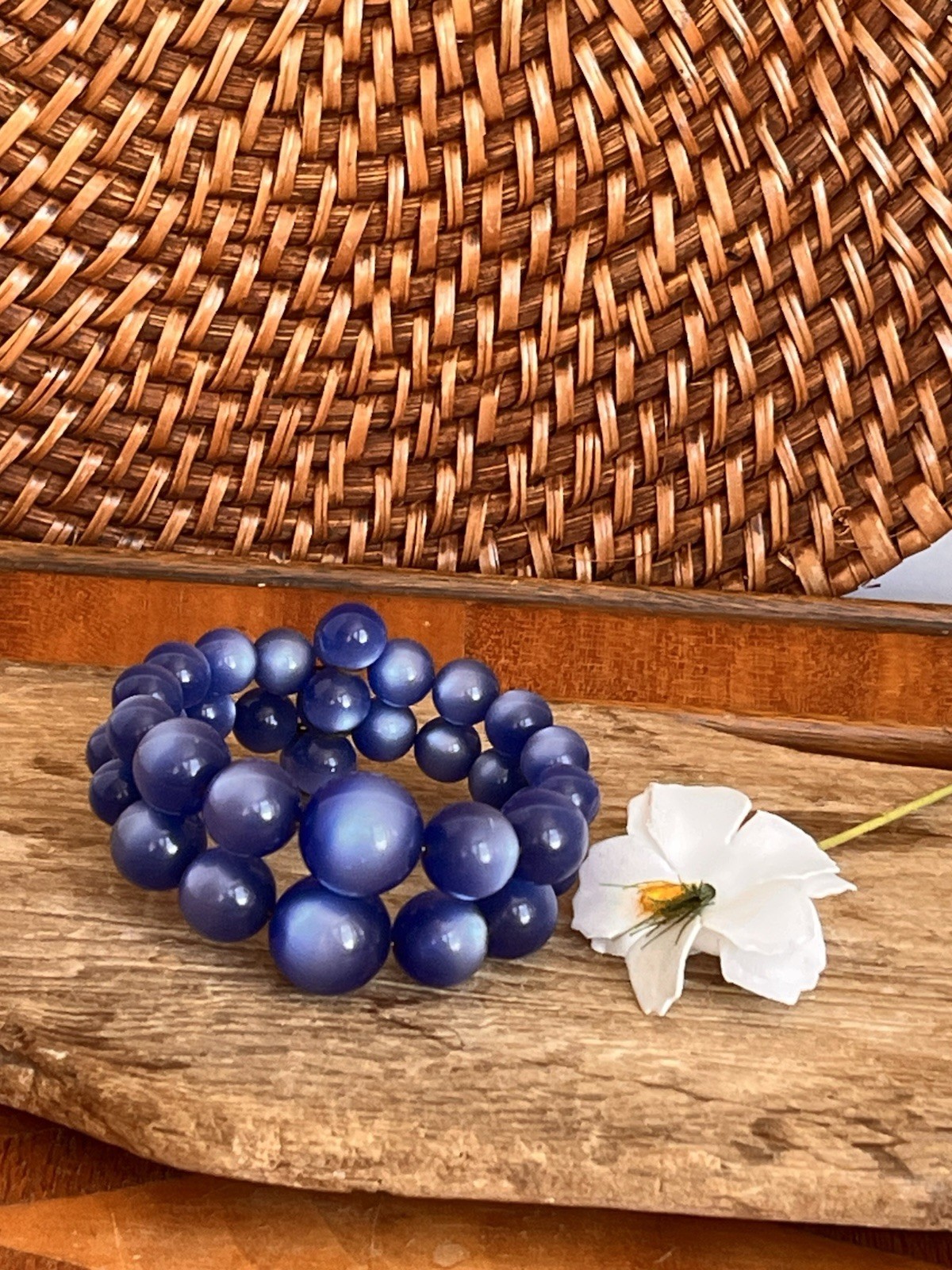 VTG Blue Lucite Cats Eye Bead Coil Bracelet Graduated Memory Wire