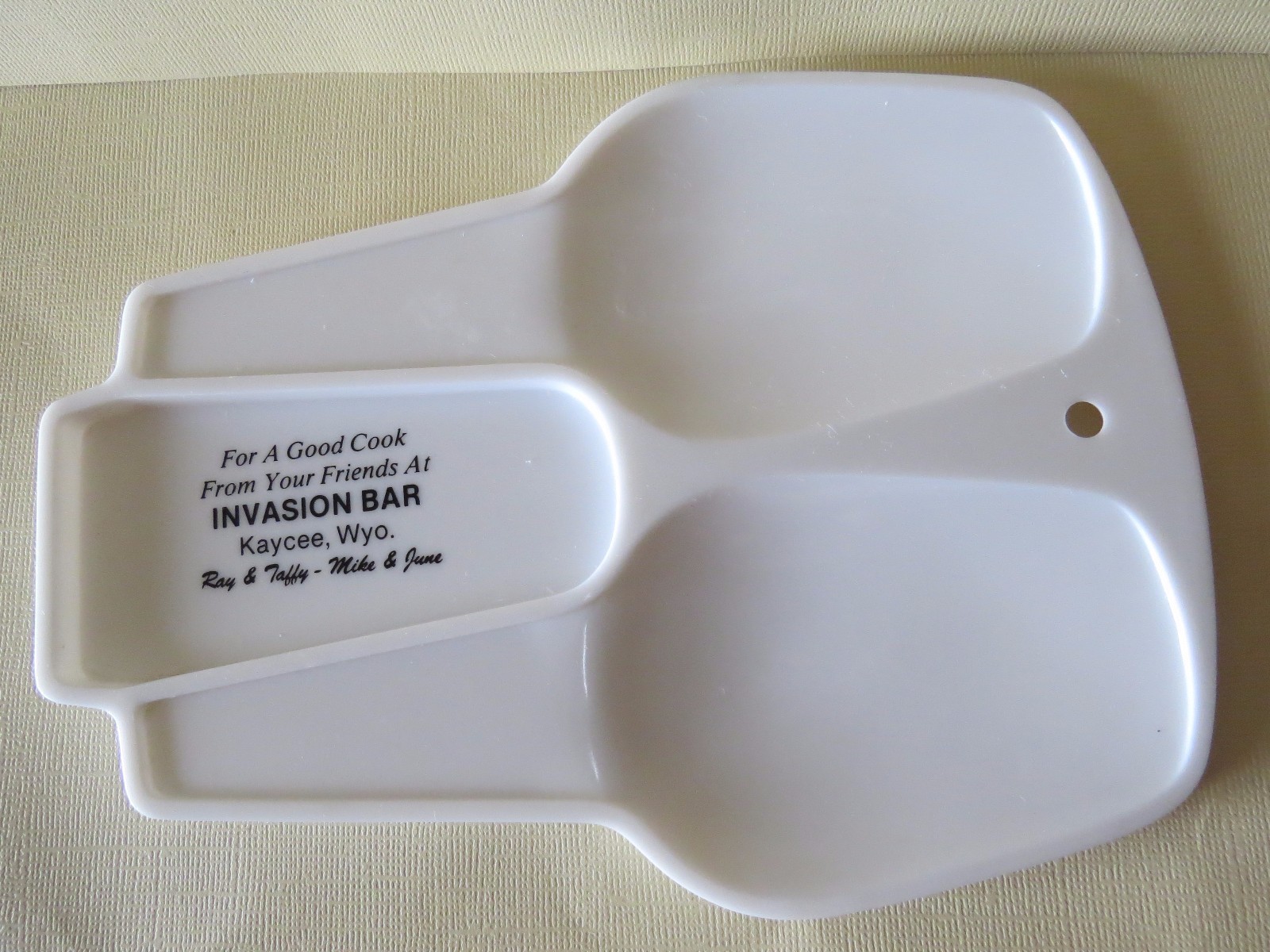 VTG ADV PLASTIC SPOON rest~INVASION BAR KAYCEE WY~FOR GOOD COOK HOLE TO HANG 