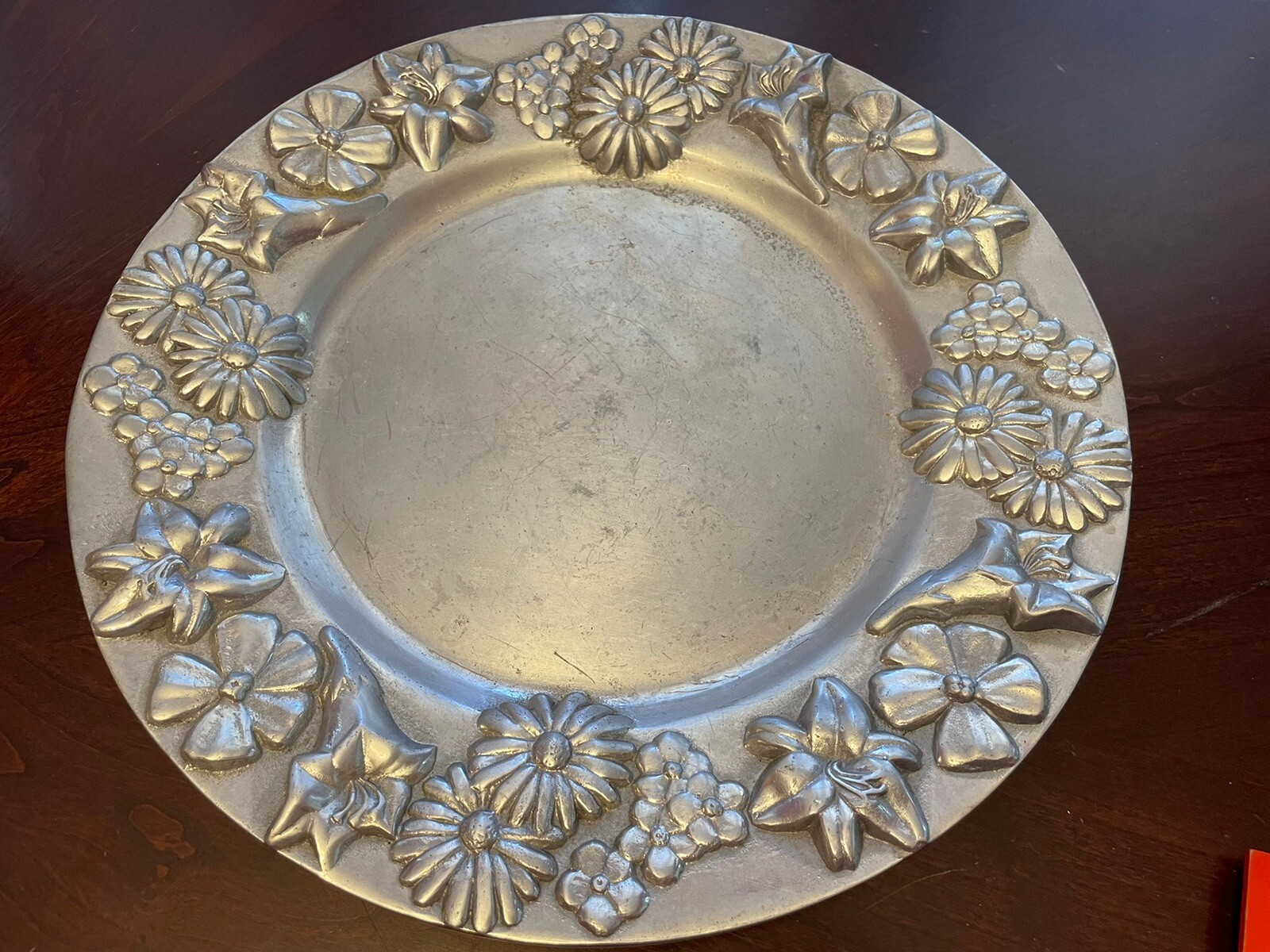 Mariposa Brillante Aluminum 14" round serving platter Floral Spring Daisies 1991