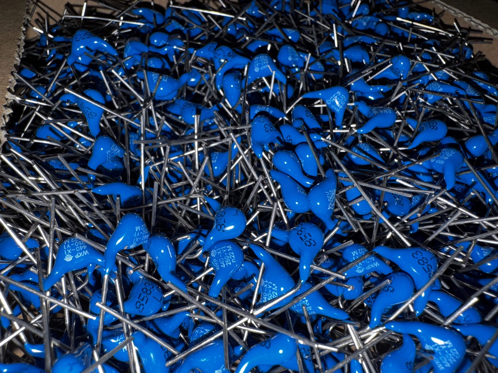 Vishay / Draloric WKP221MCPEJ0K 220pF 250VAC 20% Ceramic Capacitor Qty 20