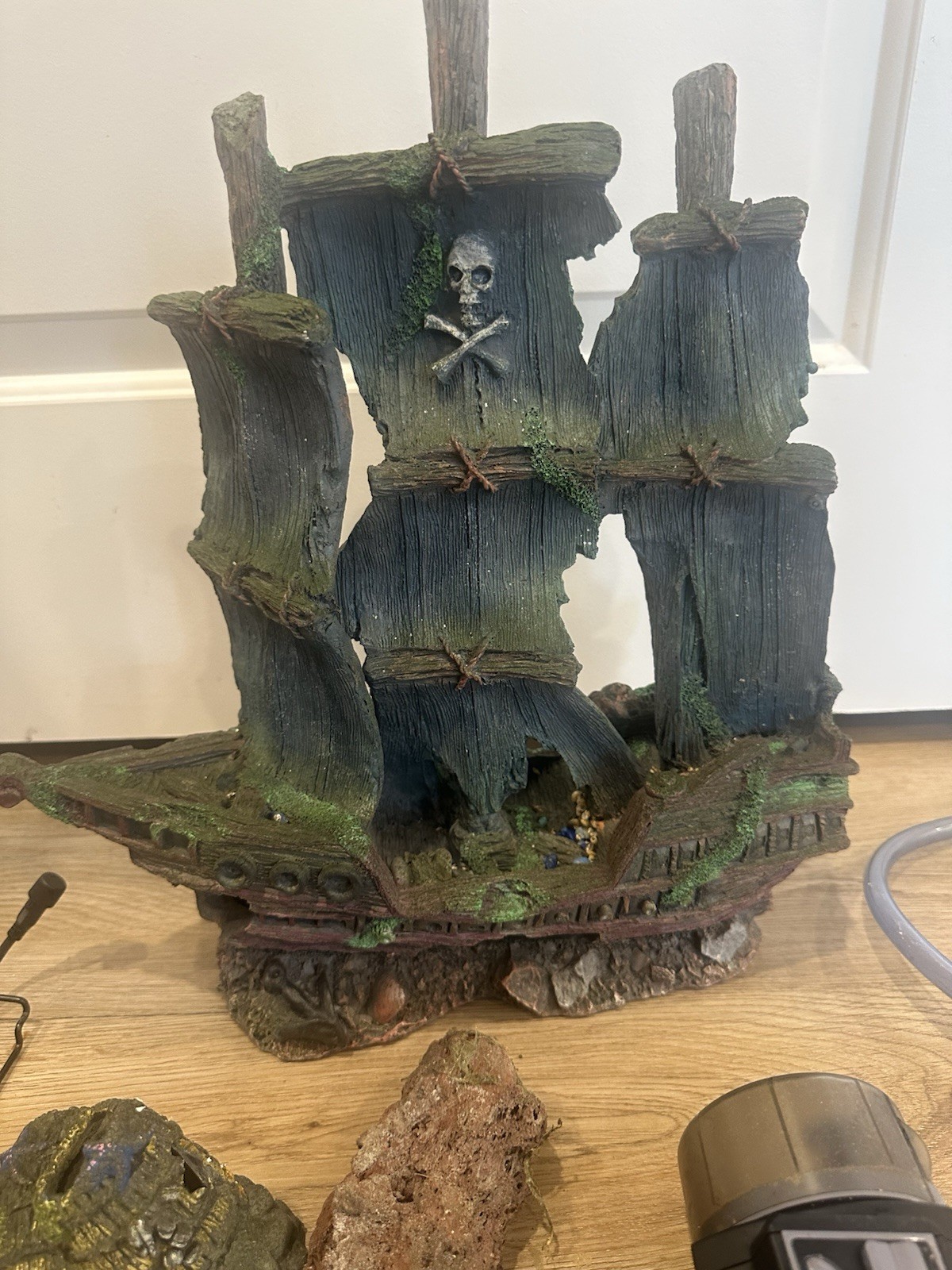 Sunken Pirate Ship Aquarium Decorations Fish Tank and accessories great conditio