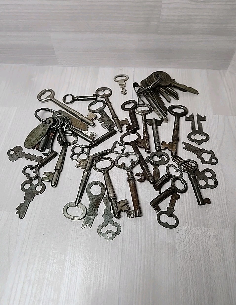 Lot of 40 Vintage/Antique Skeleton Keys,Mixed Other Keys, Belt Clip
