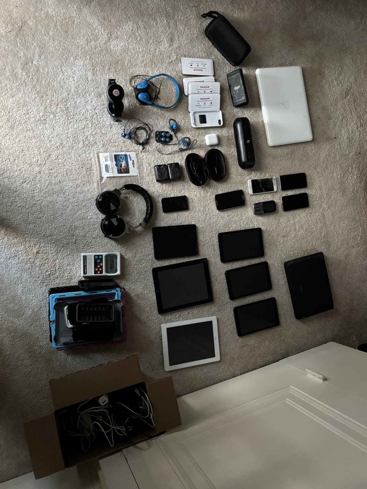 HUGE ELECTRONICS LOT! IPADS, IPHONES, SAMSUNG TABLETS, MACBOOK, BEATS, AND MORE!