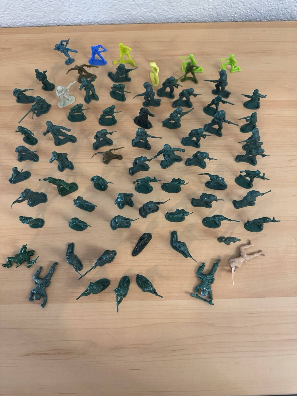 Vintage Lot of  71 Army Men,