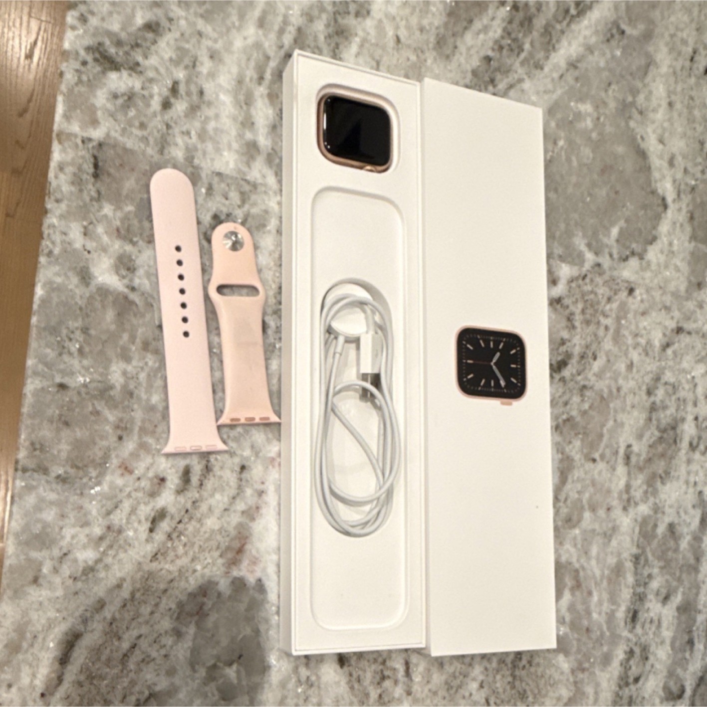 Apple Watch Series 6 Gold Aluminum 40mm Pink sand  (CELL)