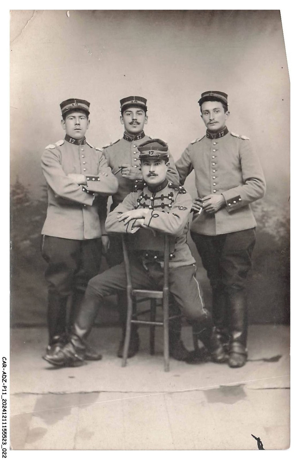 CAR-ADZP11-0644-MILITAIRE - Four Soldiers Uniformed - Photo Card