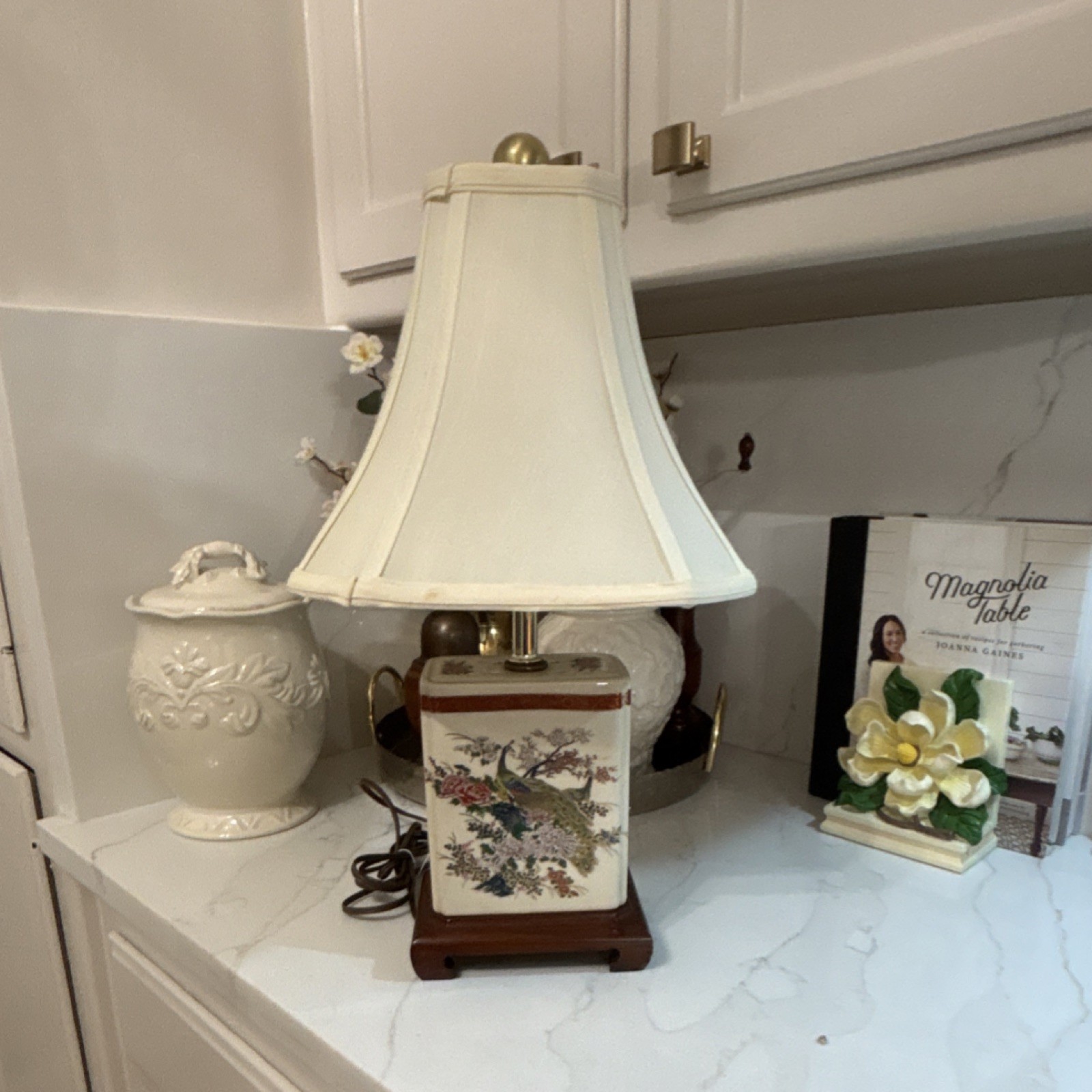Vintage Japanese Chinoiserie Porcelain Table Lamp,  from the mid-20th century.