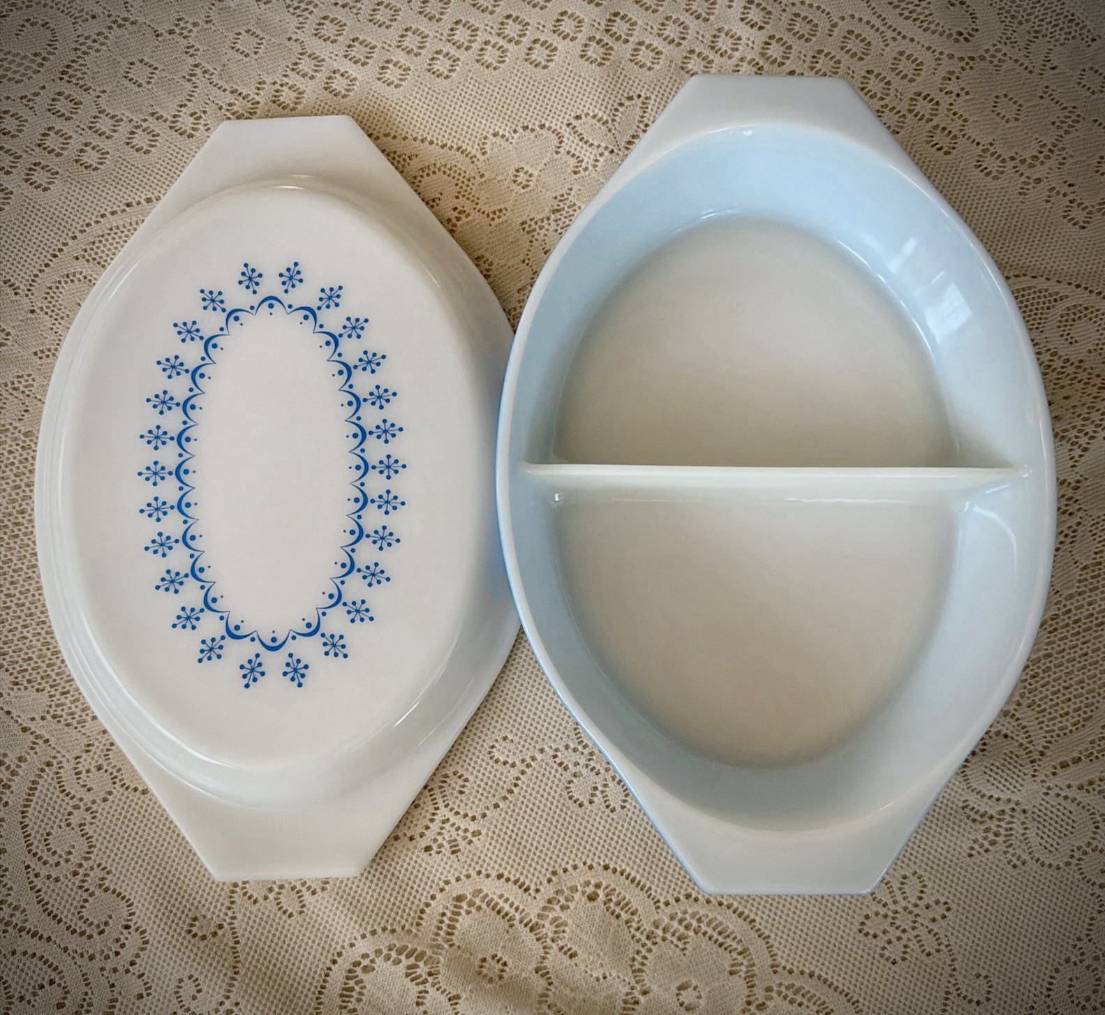 Lovely Pyrex Blue Snowflake Garland Divided 1 Quart Dish 945C-3 Vintage ❤️minty!