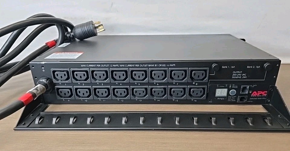 APC AP7911A Switched Rack PDU 2U 30A 208V 16x C13 Outlets L6-30P Plug