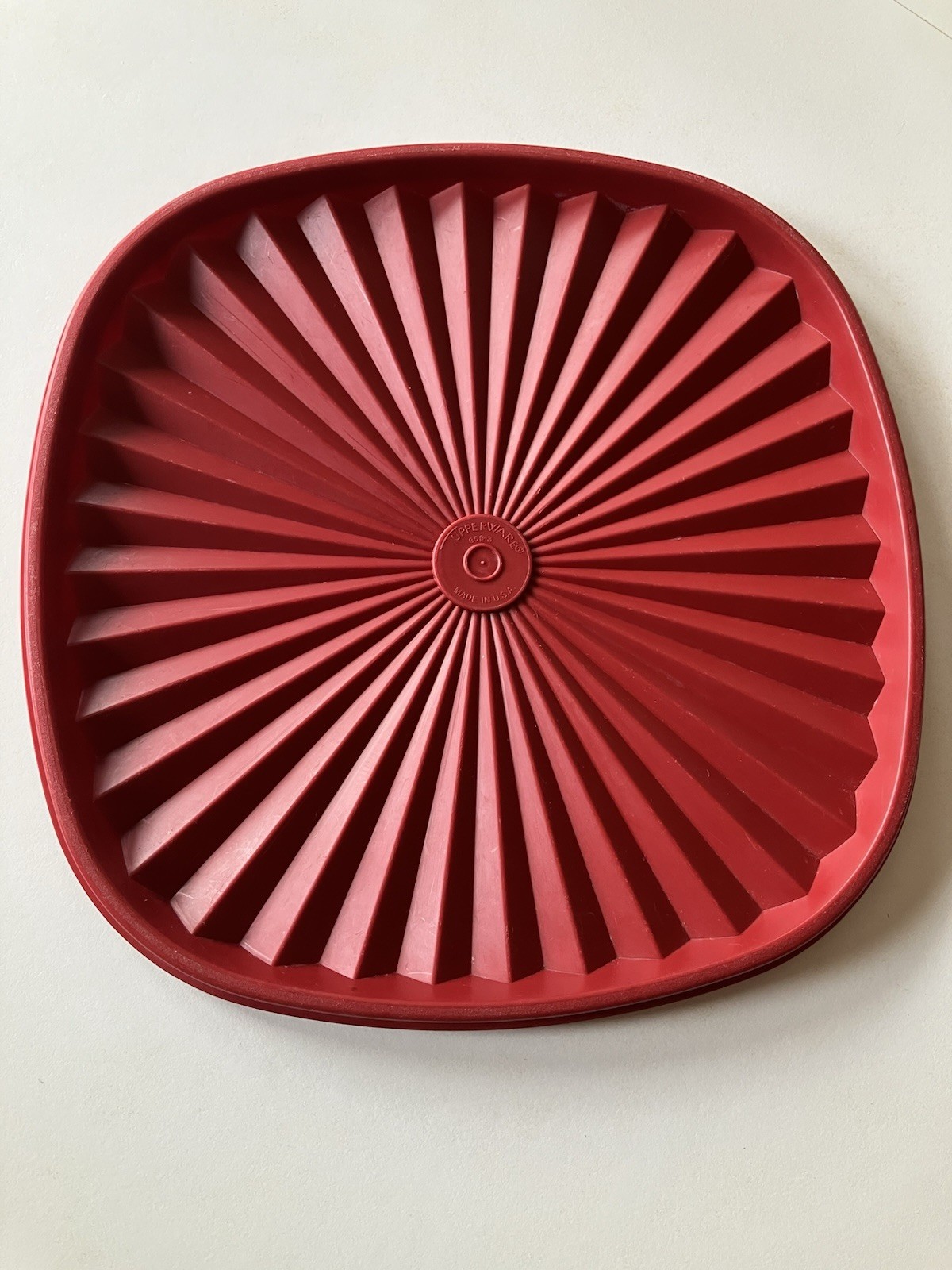 Vintage Tupperware Red Replacement Lid 845-6 Square Sunburst Pattern