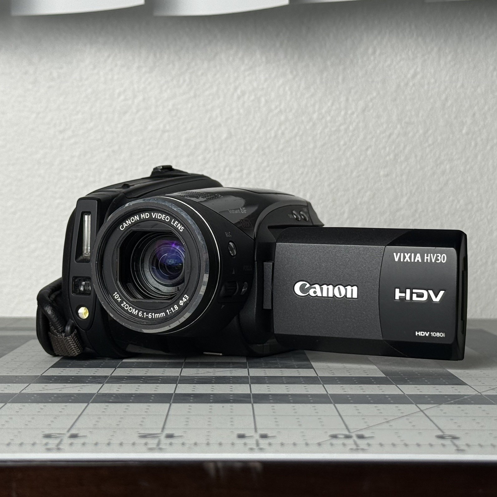 Canon VIXIA HV30 MiniDV HDV Camcorder