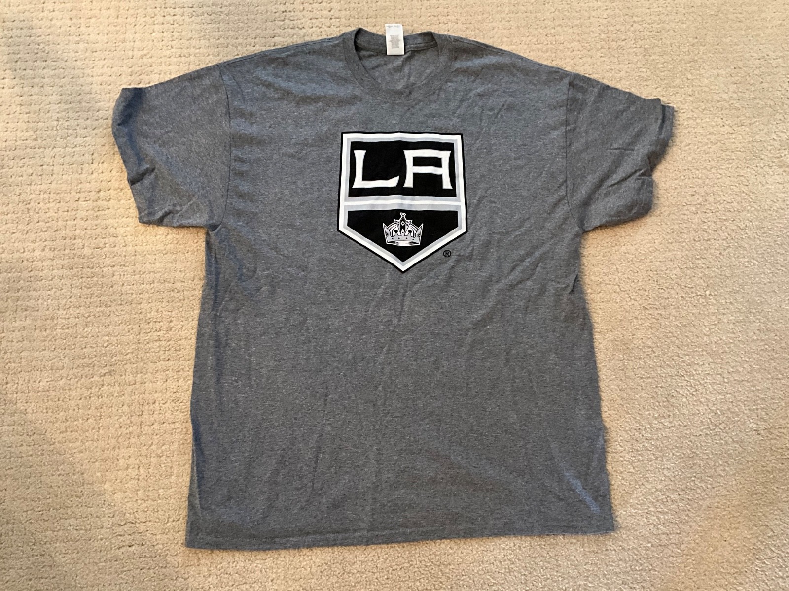 LOS ANGELES KINGS HOCKEY NHL MENS SIZE XLARGE T-SHIRT 50/50 COTTON POLY BLEND