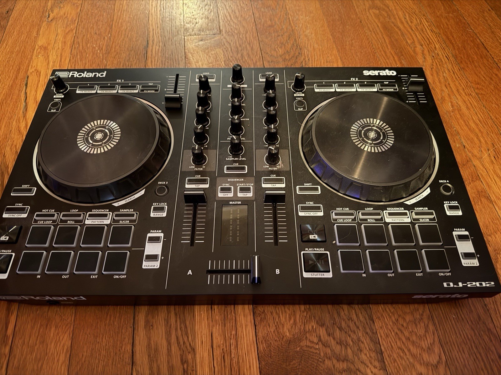 Roland DJ-202 Serato Double Deck Controller, Sequencer, 16 Pads, Tabletop