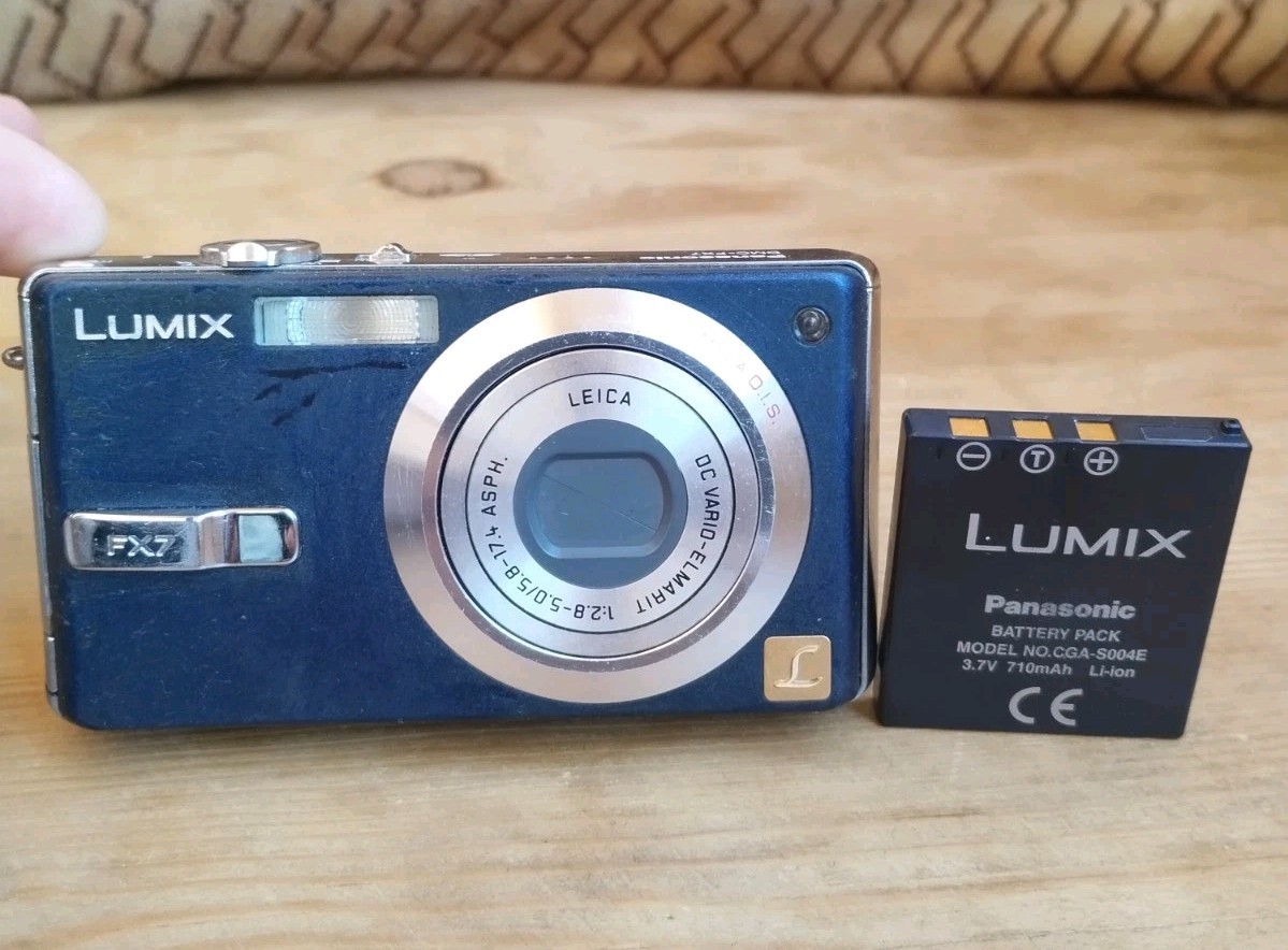 Panasonic Lumix DMC-FX7 Compact Digital Camera with Battery