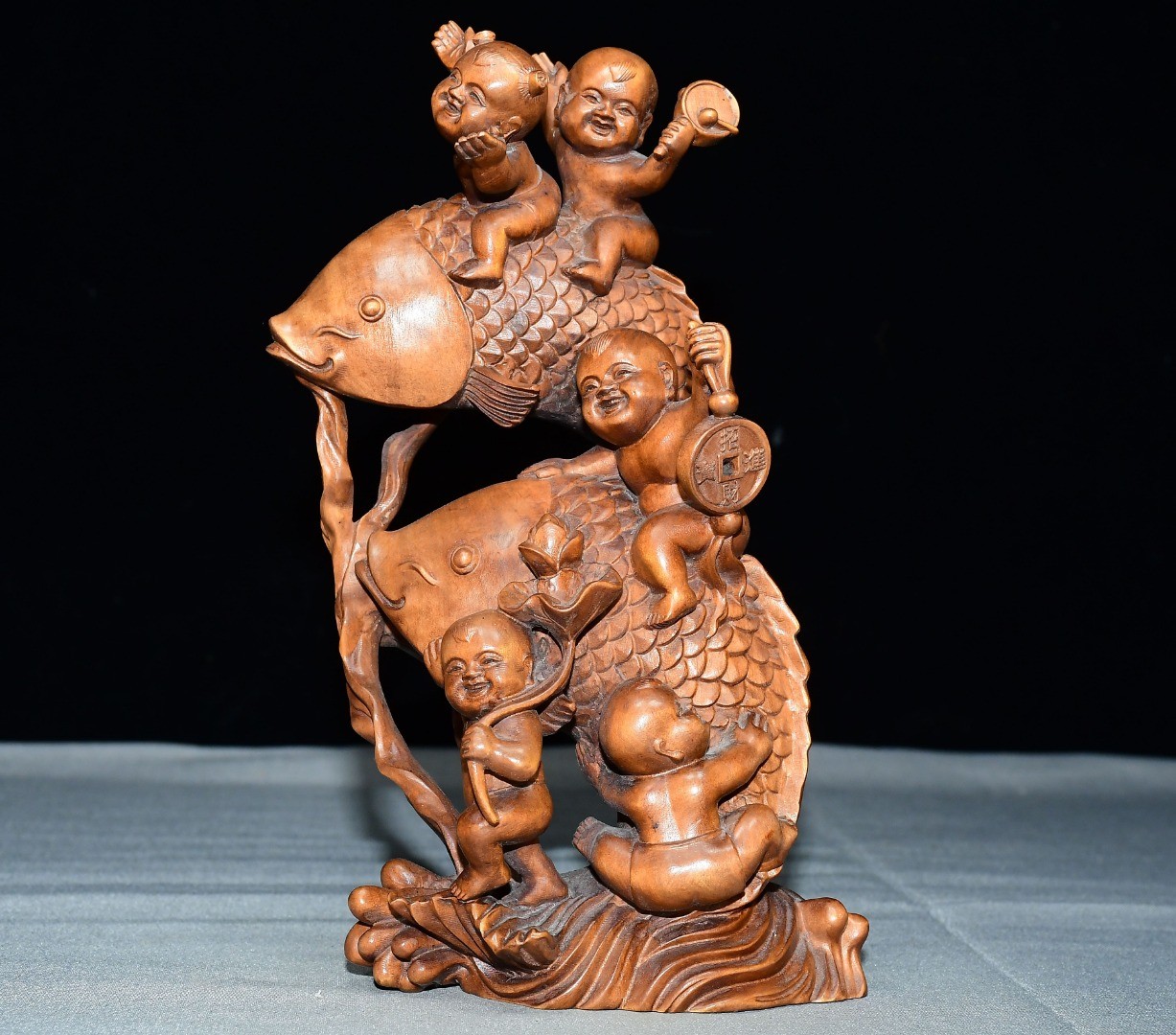 Exquisite Small Leaf Boxwood Fish Boy Ornament