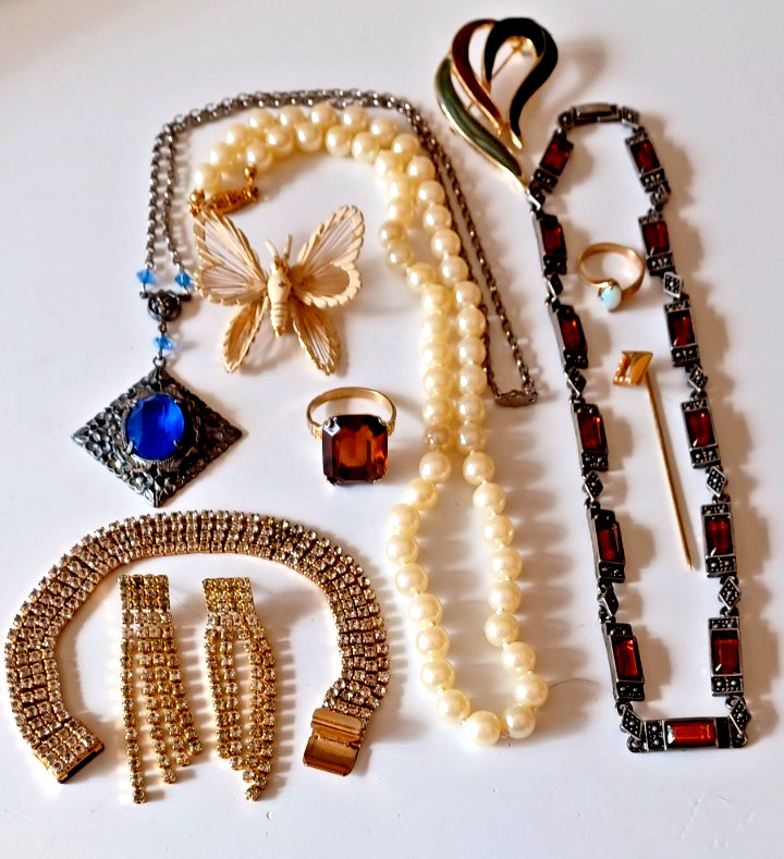 Vintage jewelry mixed lot 10 signed AVON,