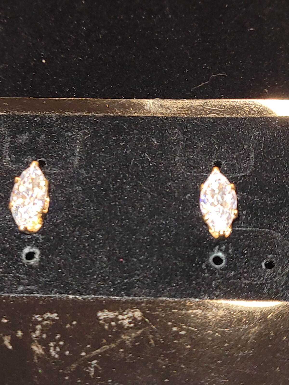 Women's Earrings Goldtone Pierced