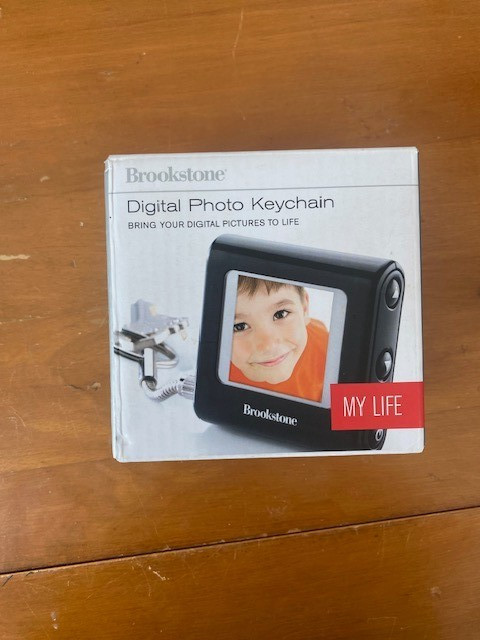BROOKSTONE DIGITAL PHOTO KEYCHAIN MY LIFE BRAND NEW