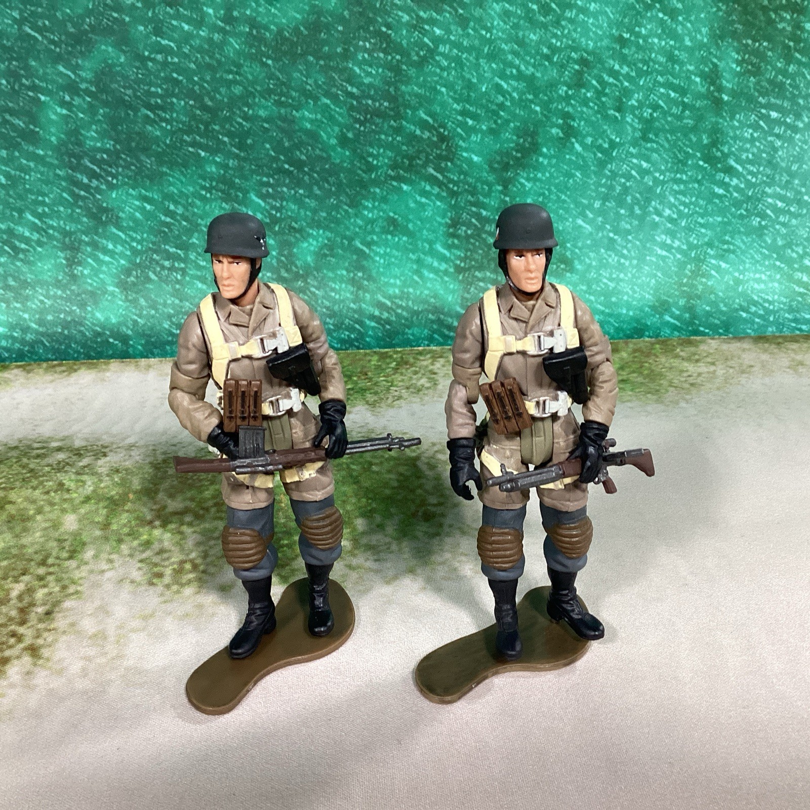 21st Century Ultimate Soldier German Paratroopers (2) 1:18 PV332623