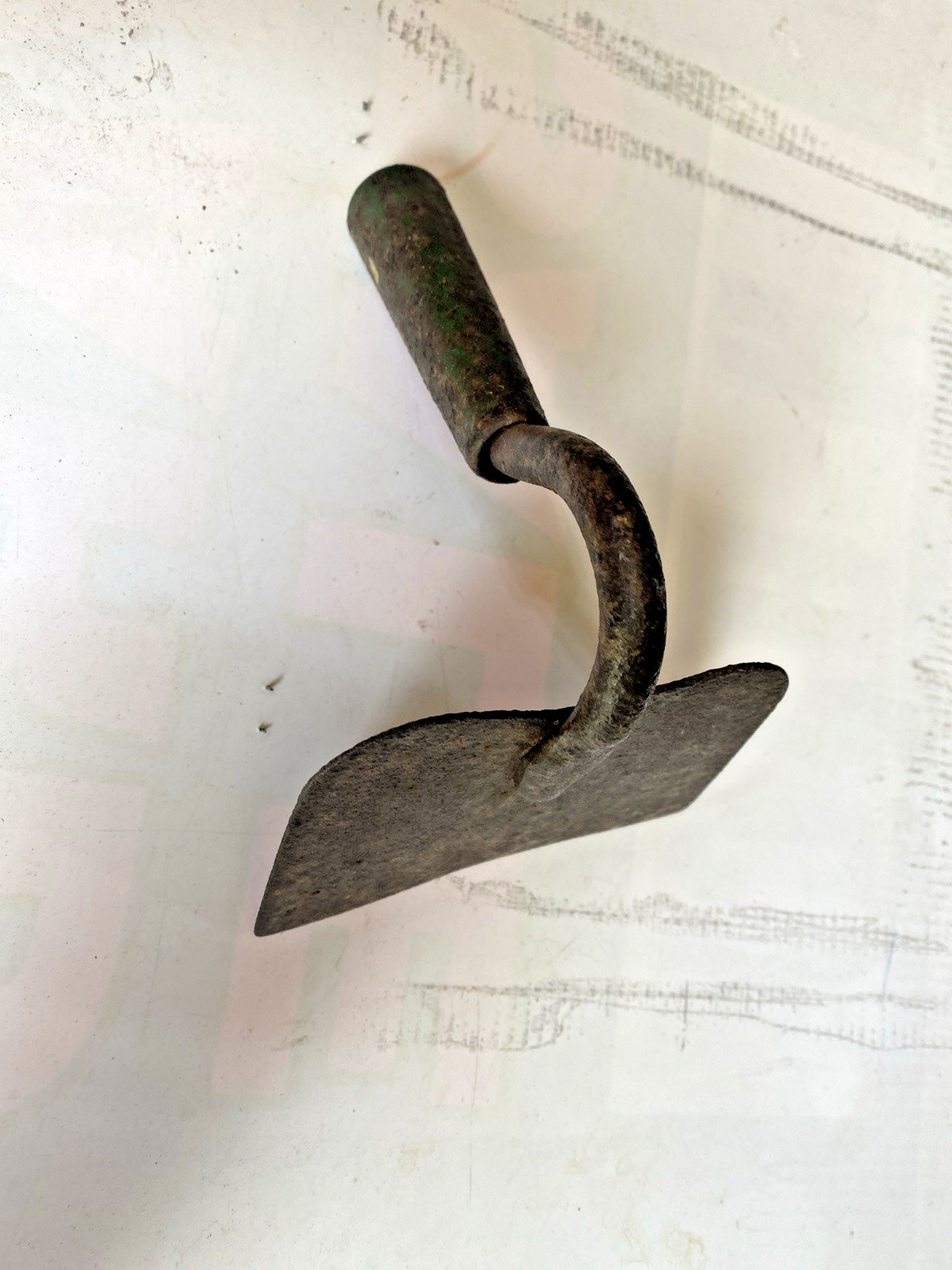 VINTAGE RUSTY & GRUNGY 6 1/2" LONG GARDEN HOE HEAD w/SHEATH