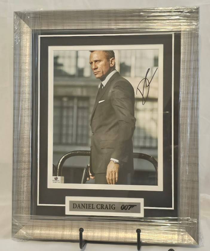 Daniel Craig Signed Autographed Picture James Bond Global Authentics COA