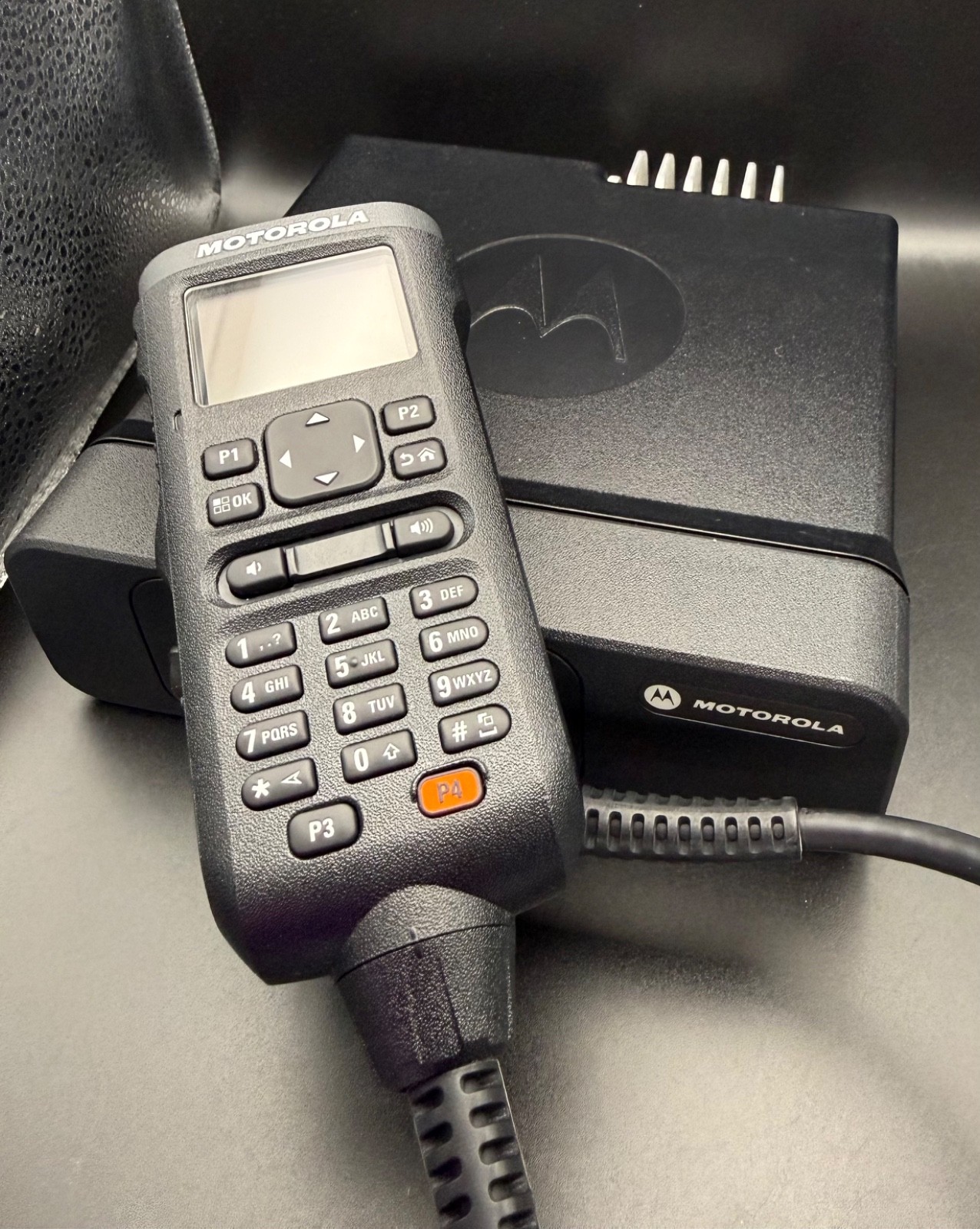 Motorola XPR5550 UHF Mobile Radio with HHCH Hand-Held Control Head MOTOTRBO