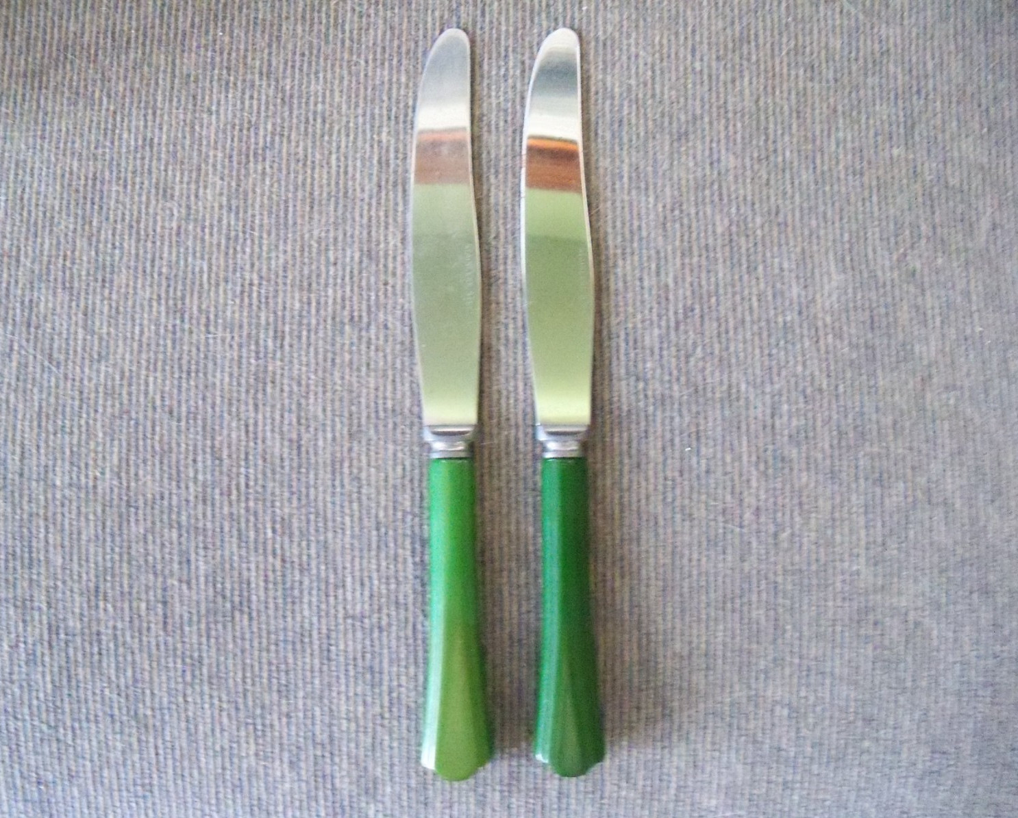 Bakelite Plastic 1930s/40s Vintage Green Handle Butter Knives - 2