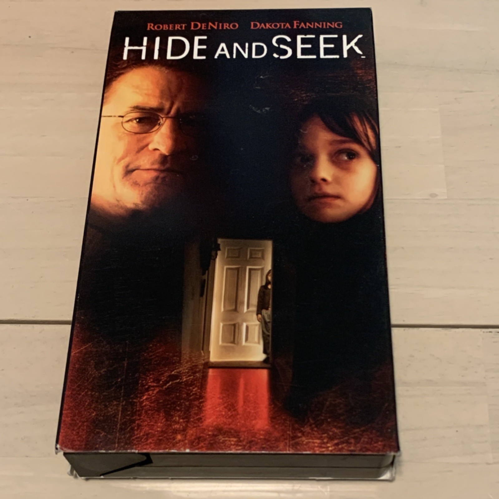 20th Century Hide and Seek VHS Thriller Robert De Niro Dakota Fanning 2005