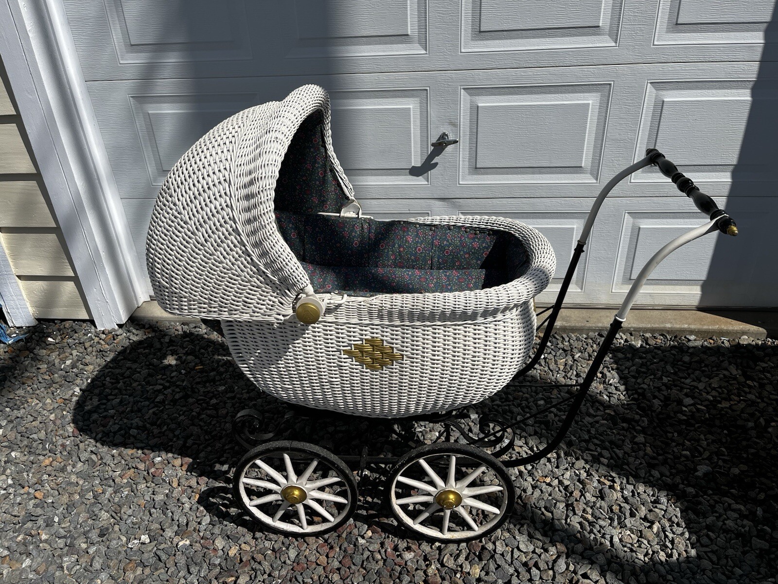 Vintage 1900'S ERA White Wicker  BABY BUGGY (515)