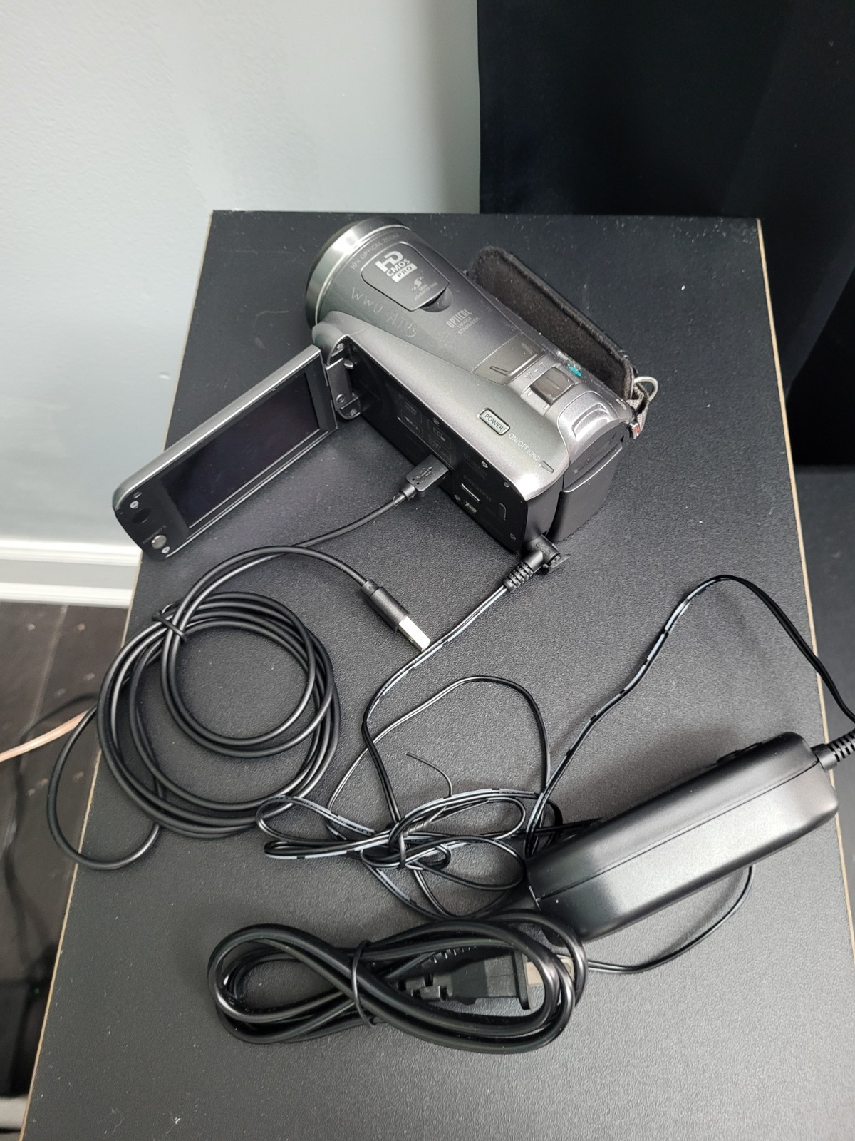 Canon VIXIA HF M400 Camcorder w/ New Battery & Charger & Data Cable