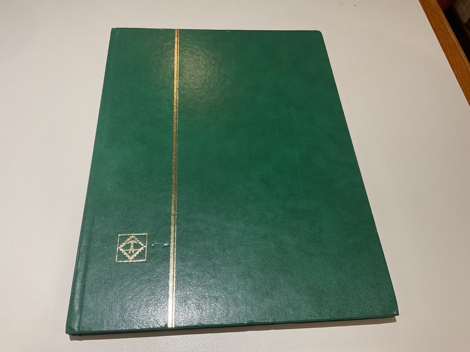 LIGHTHOUSE 8 WHITE PAGES (16 sides)STAMPS STOCKBOOK Green with used stamps