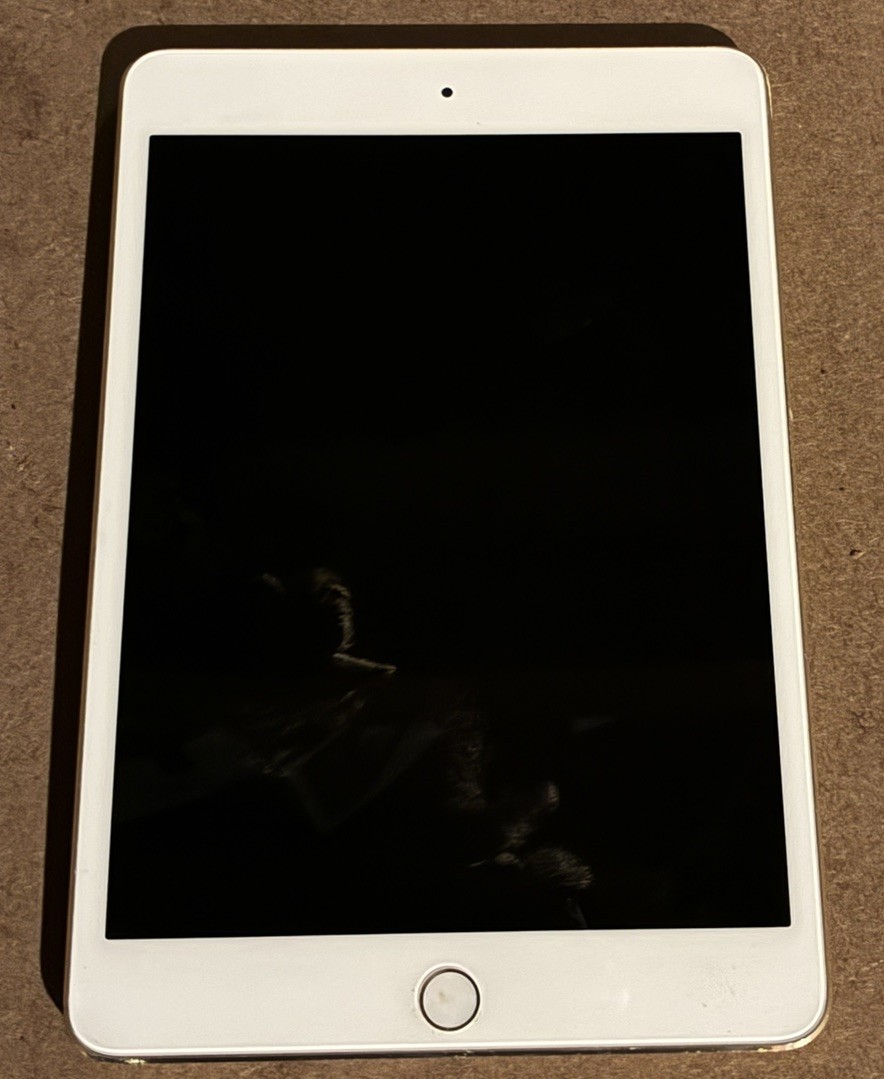 Apple iPad Mini 4th Generation A1538 (FOR PARTS/As-Is)