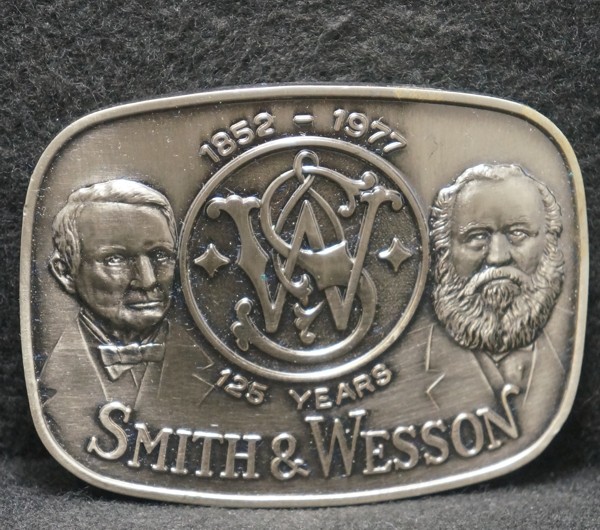 XB19159 *NOS* VINTAGE 1977 ***125 YEARS SMITH & WESSON*** FIREARMS  BELT BUCKLE
