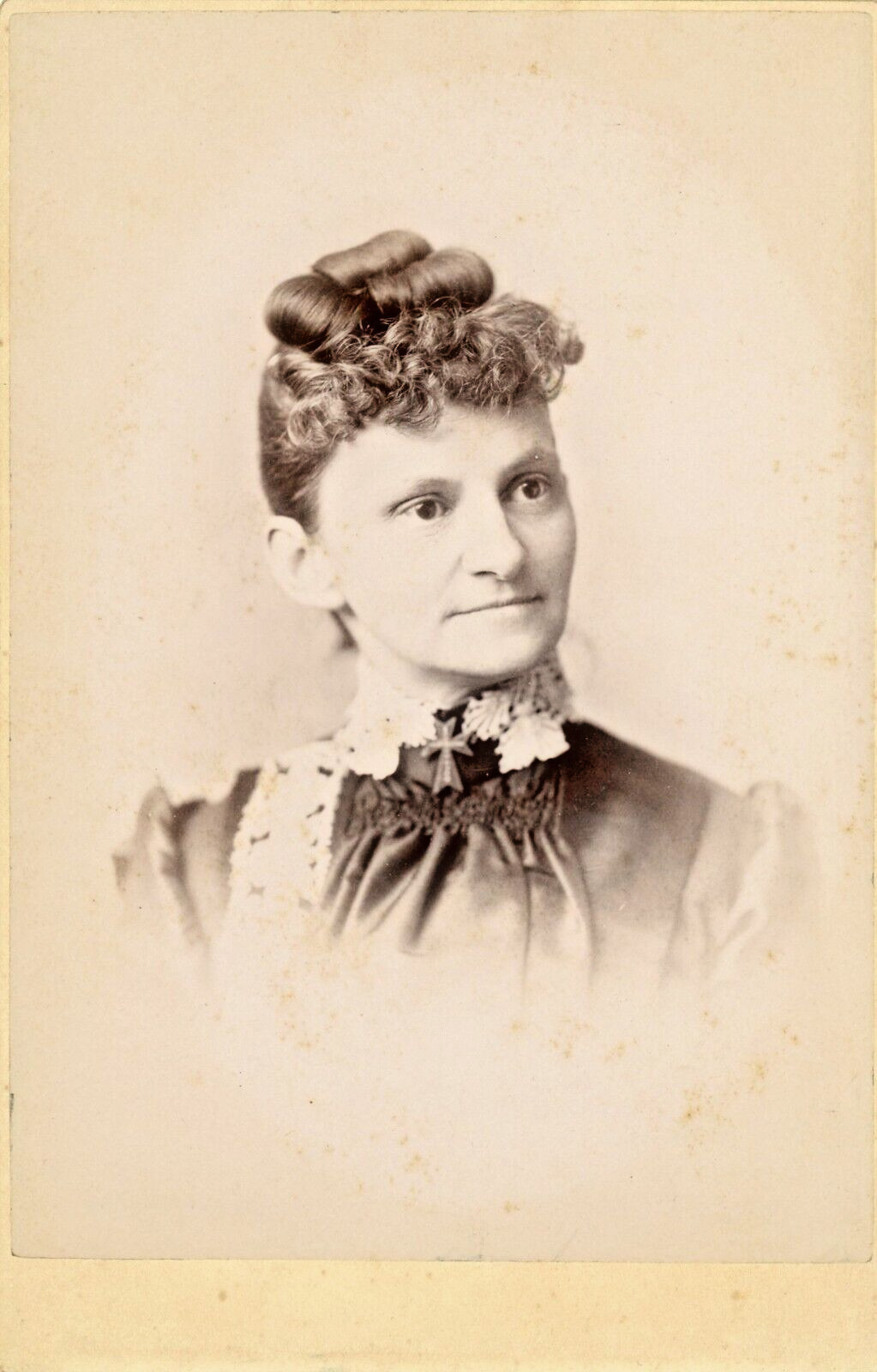 Victorian Woman portrait Cabinet Card Antique 1800's   4.25" X 6.50"      013