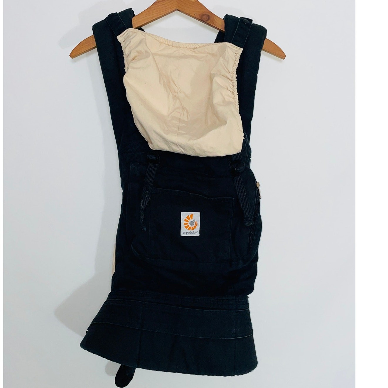 Ergobaby Baby Carrier - 12 to 45 Lbs - In Excellent Condition