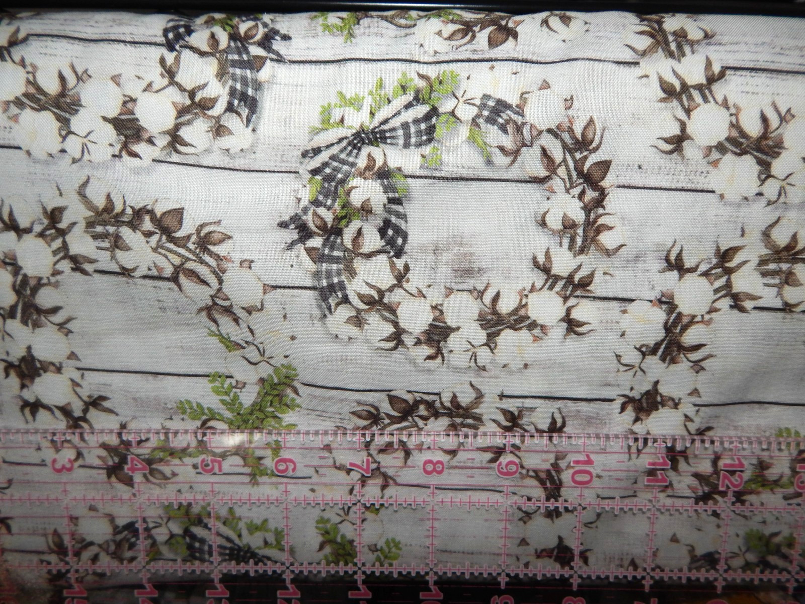 BTY "WREATHS ON BOARF" PRINT COTTON FABRIC