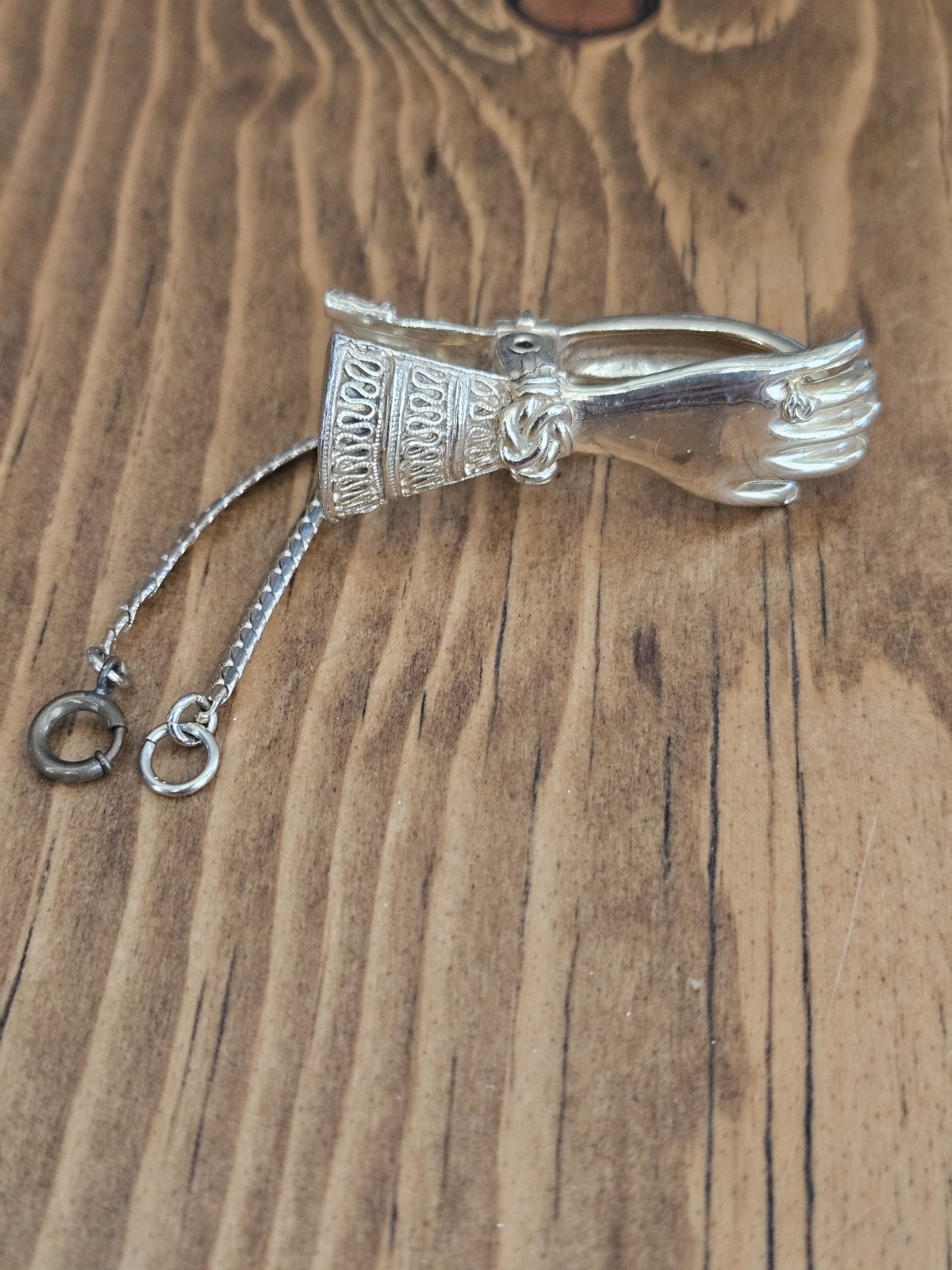 Vtg 40-50s Goldtone Detailed Ladies Hand Shaped Glove/Scarf Clip W Chain