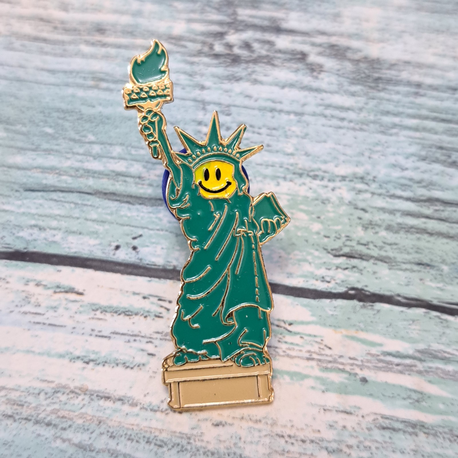 Walmart Associate Employee Pin - Smiley Statue Of Liberty  Torch