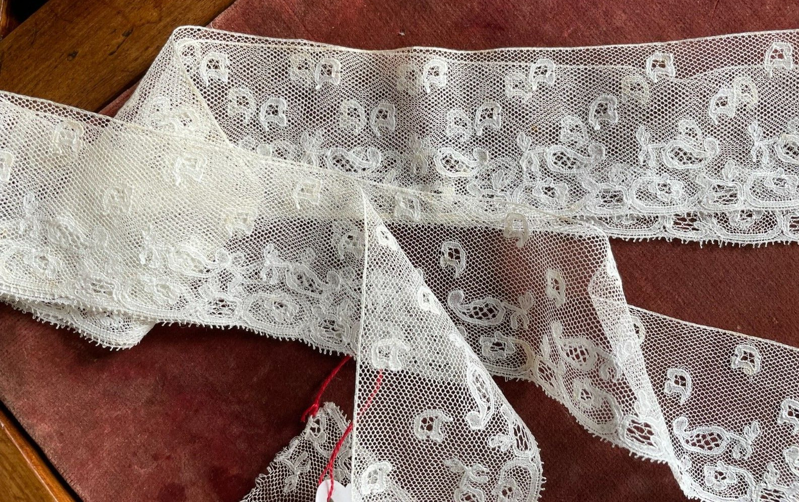 Fine and delicate Malines bobbin lace flounce - 19th century - 1.75 meters