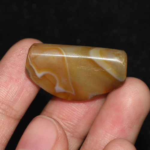 Big Ancient Central Asian Banded Agate Stone Boomerang Bead in good Condition