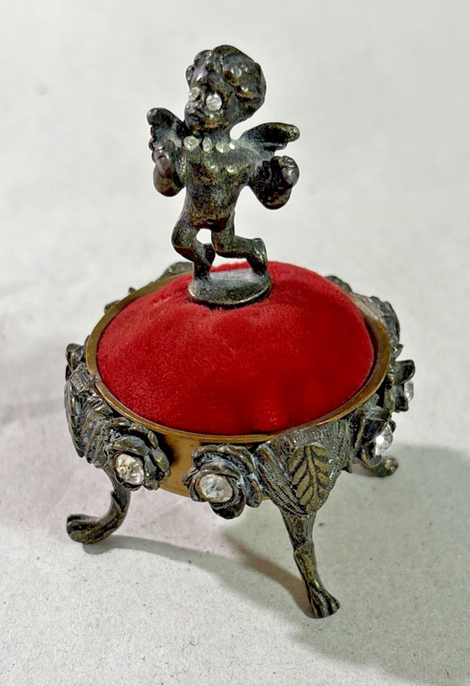 ADORABLE VINTAGE GOLD TONE ANGEL CHERUB PIN CUSHION W RHINESTONE EYES AND ROSES