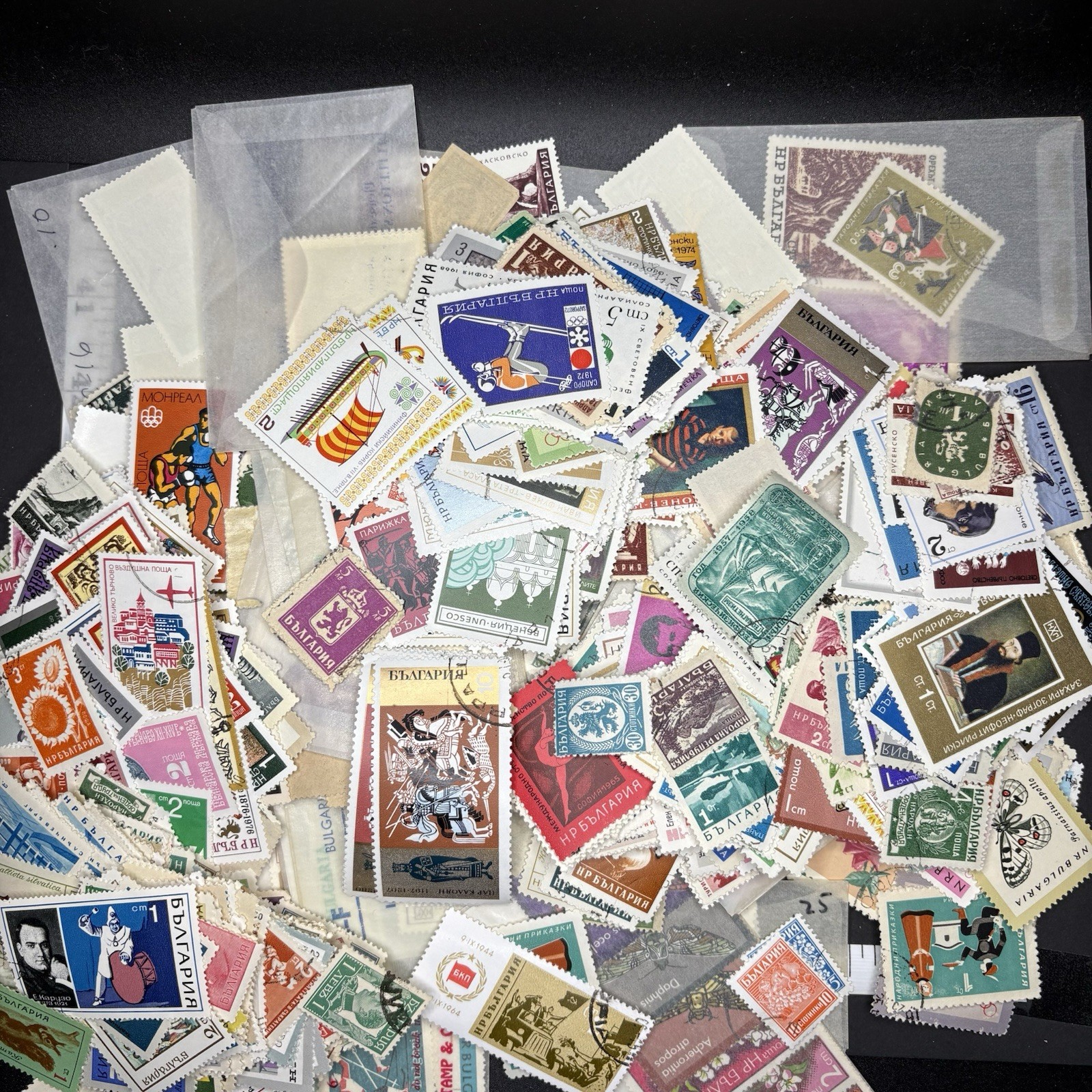 Bulgaria- Mixed Stamp Lot - Lots To Check Out Here !  Great Price ! 1x20g Pack.
