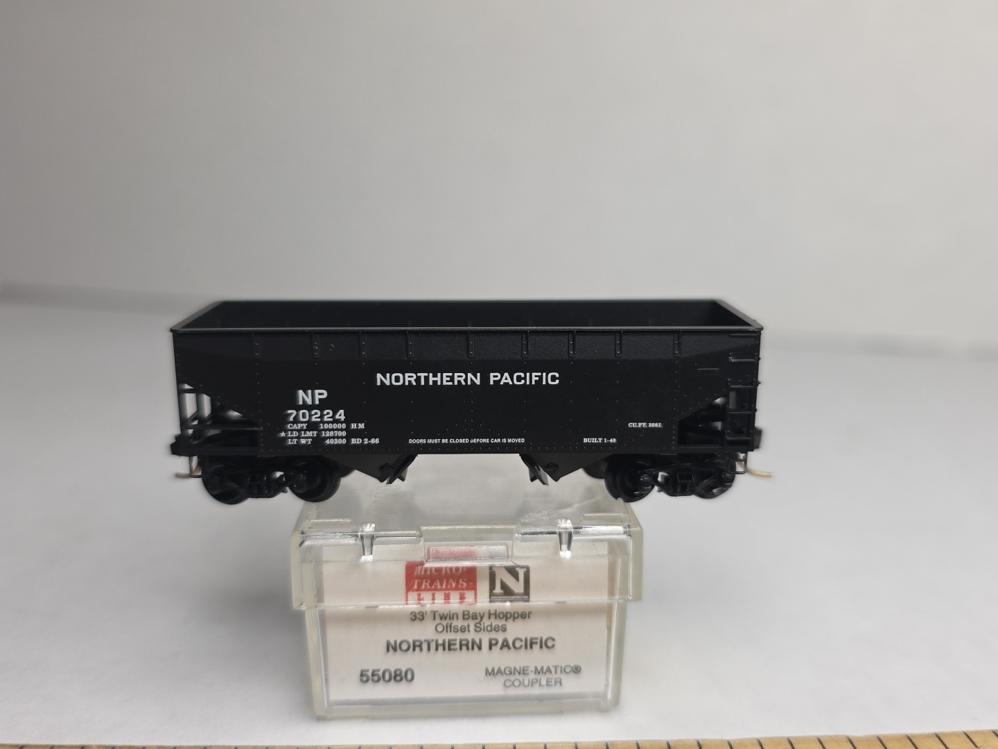 Micro-Trains MTL N Scale Northern Pacific 55080 33' Twin 2-Bay Hopper Car 70224