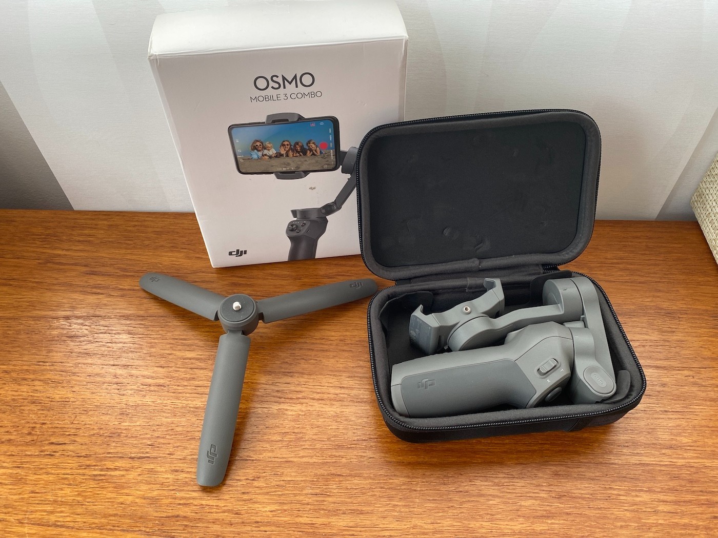 DJI Osmo Mobile 3 Combo - Gimbal Stabilizer - w/Tripod - Smartphone Ready