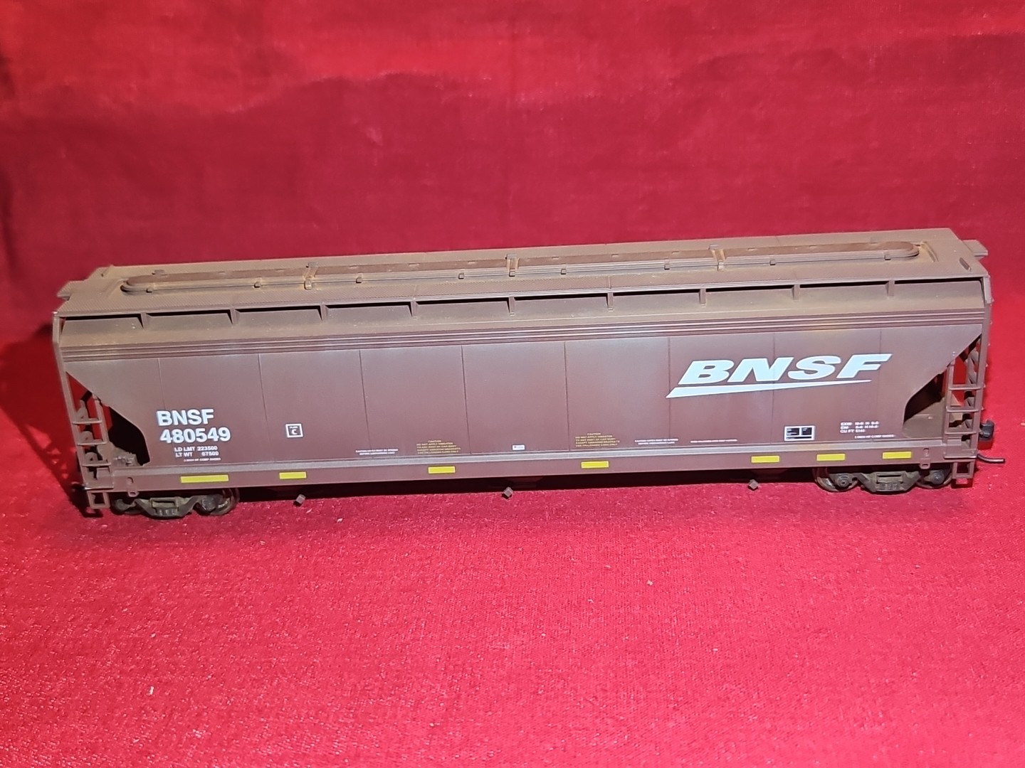Accurail HO Burlington Northern Santa Fe BNSF 3 Bay Covered Hopper # 480549