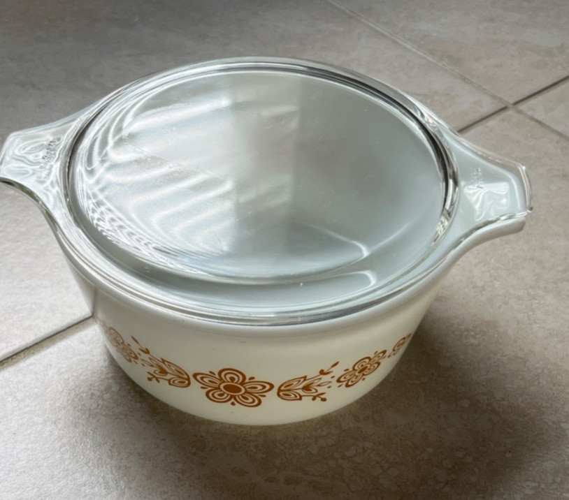 Pyrex butterfly gold 1 1/2 qt made in usa dish with glass lid