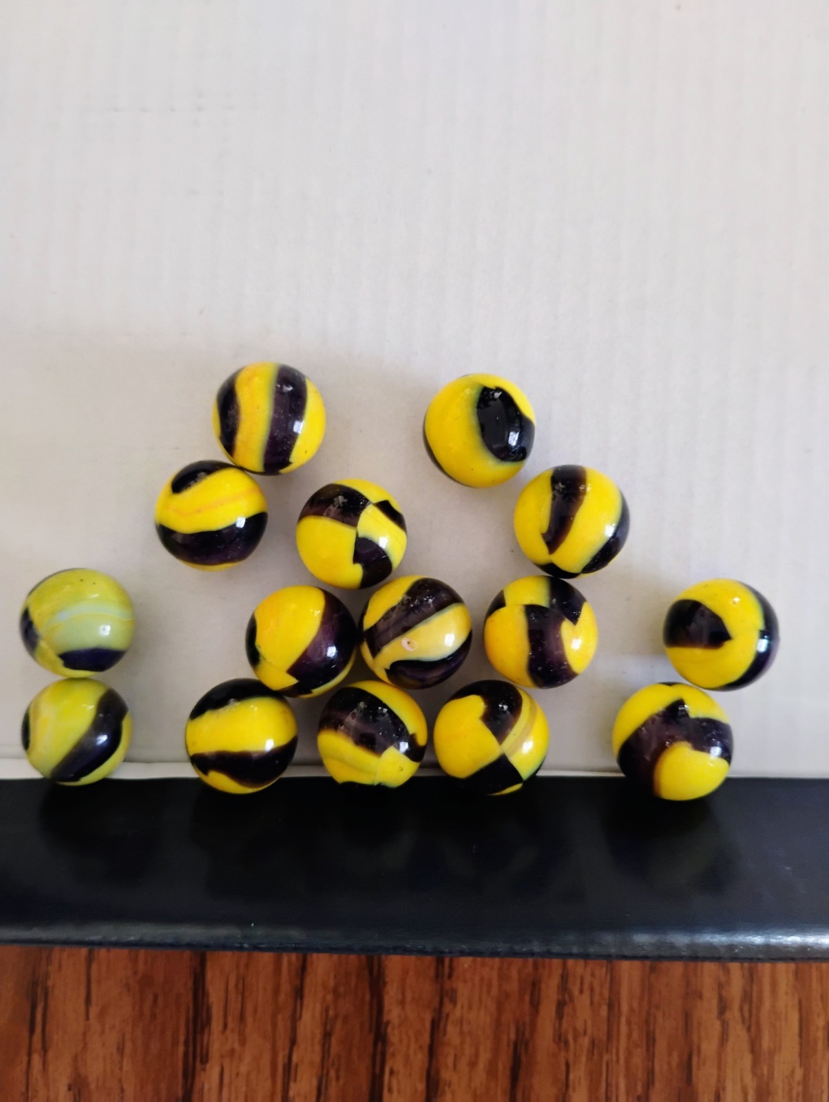 VTG (15) MARBLE KING BUMBLEBEE MARBLES! EXCELLENT CONDITION! Lot Of 20 