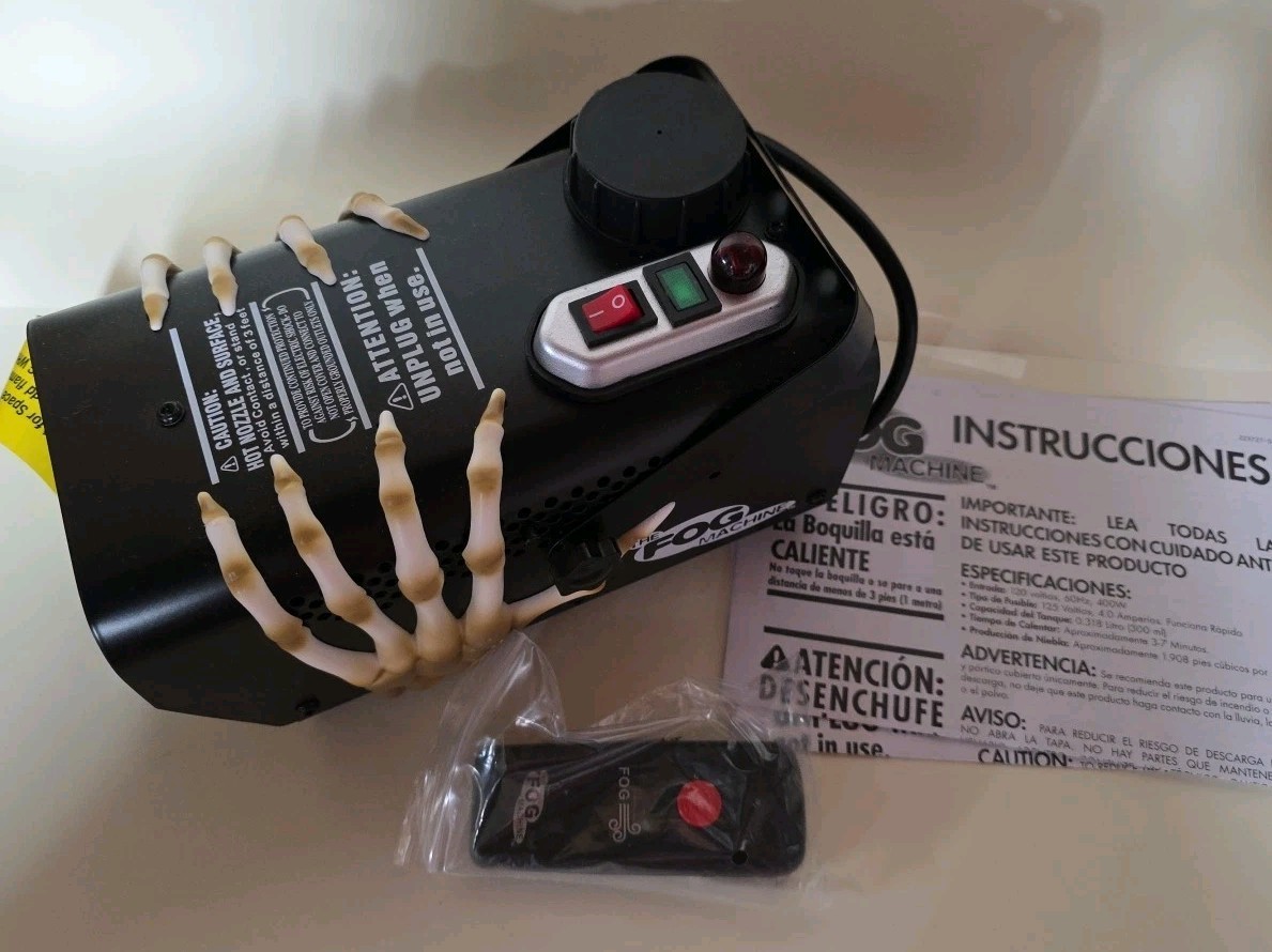 Halloween 400w Fog Machine with Remote Skeleten Coffin, NIB (MW)